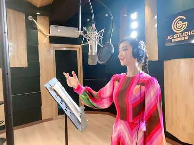 致敬抗疫英雄！杨西音子倾情演唱《又唱为了谁》的文艺创作